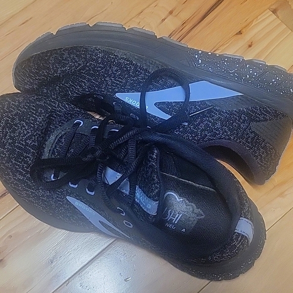 Brooks - Picture 2 of 3